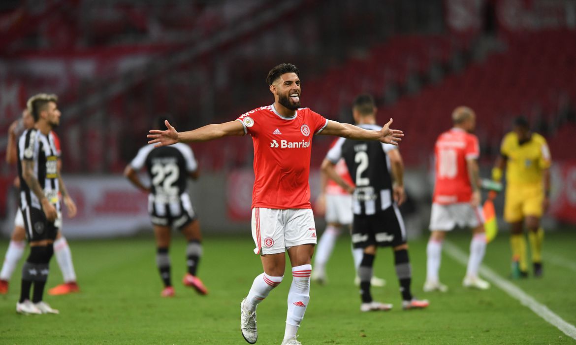 Série A: Internacional vence Botafogo de virada e com gol polêmico