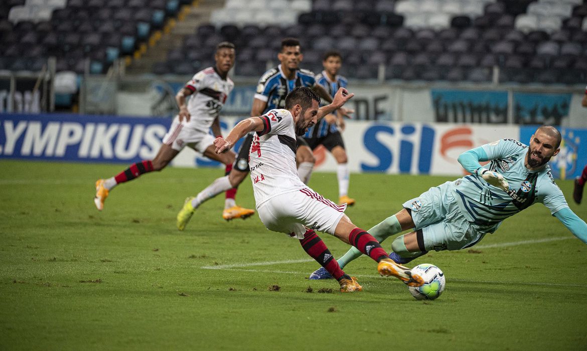 Flamengo vira sobre o Grêmio e assume a vice-liderança