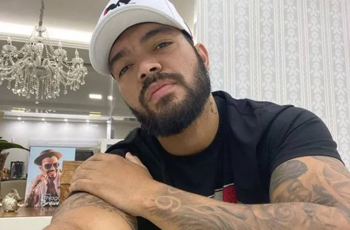 Sertanejo transfere dinheiro para fãs e internautas comemoram: 'Rei do Pix'