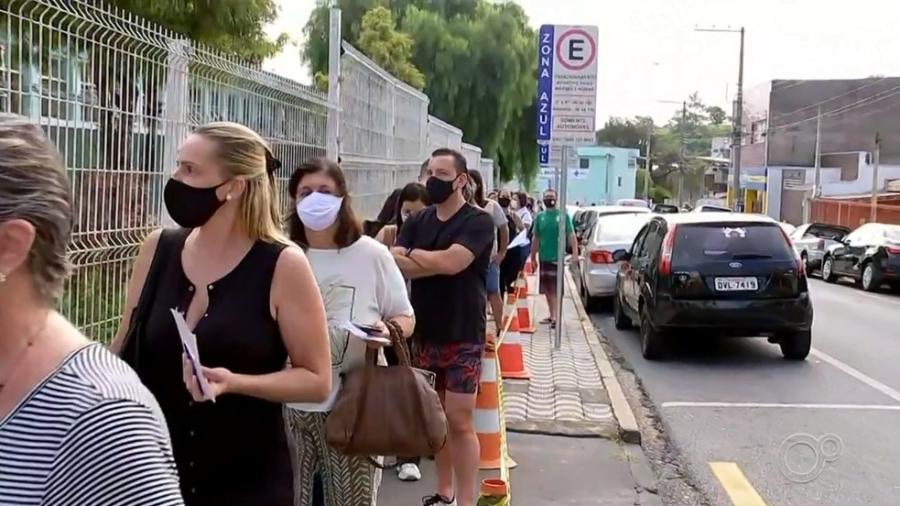Ex-jogador tenta furar fila da vacina, é flagrado pela Globo e exonerado