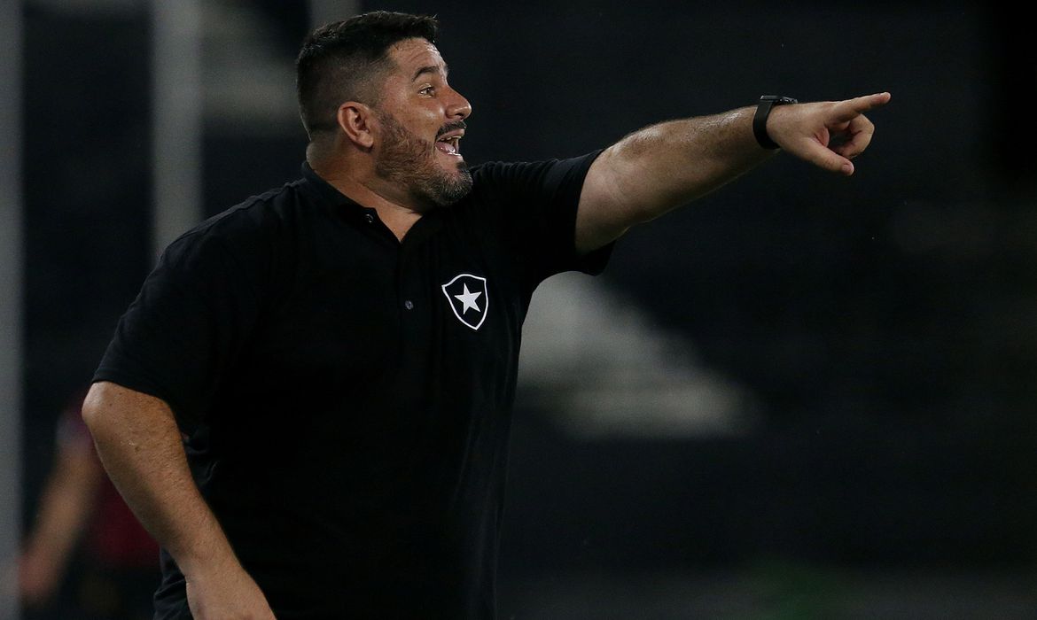 A 4 rodadas do fim, gigante brasileiro demite técnico e anuncia substituto