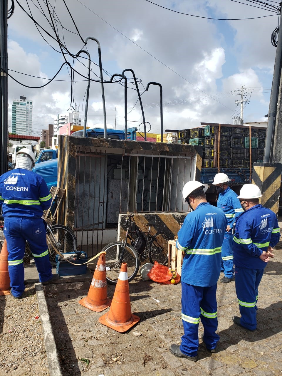 Cosern desativa 40 "gatos" de energia em comércios dentro da Ceasa, em Natal