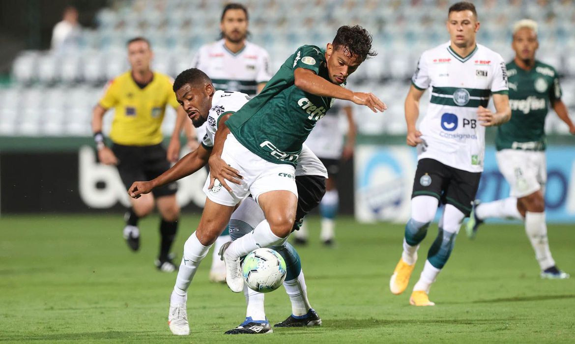 Mesmo rebaixado, Coritiba derrota Palmeiras