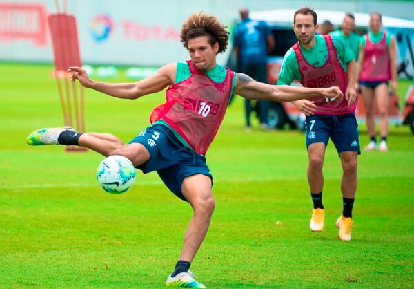Jogador do Flamengo sofre fratura em casa e vira problema na reta final