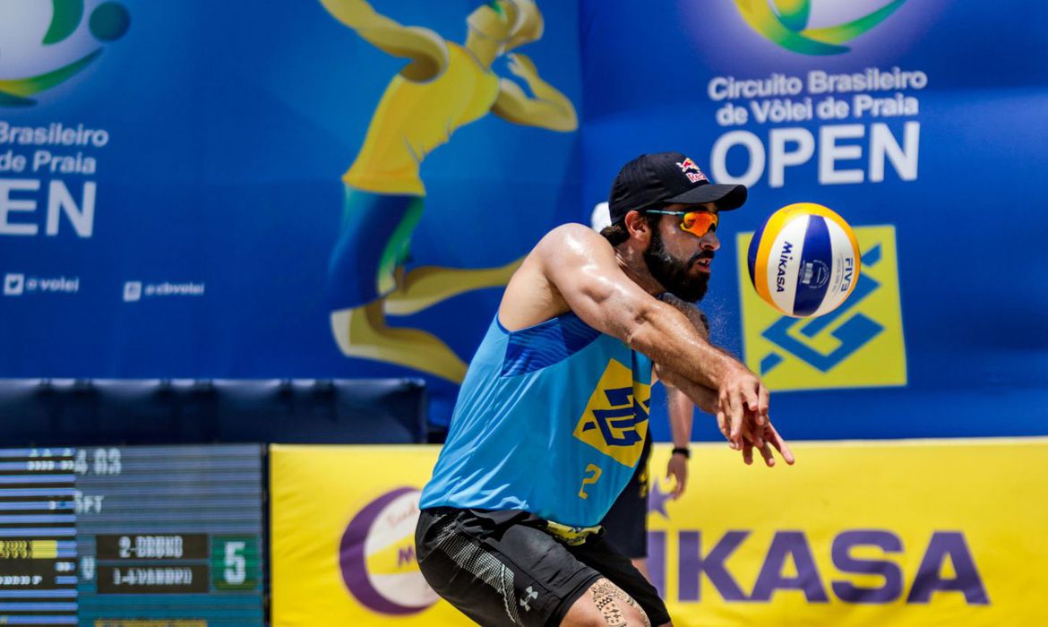 Campeão olímpico de vôlei é internado com covid-19