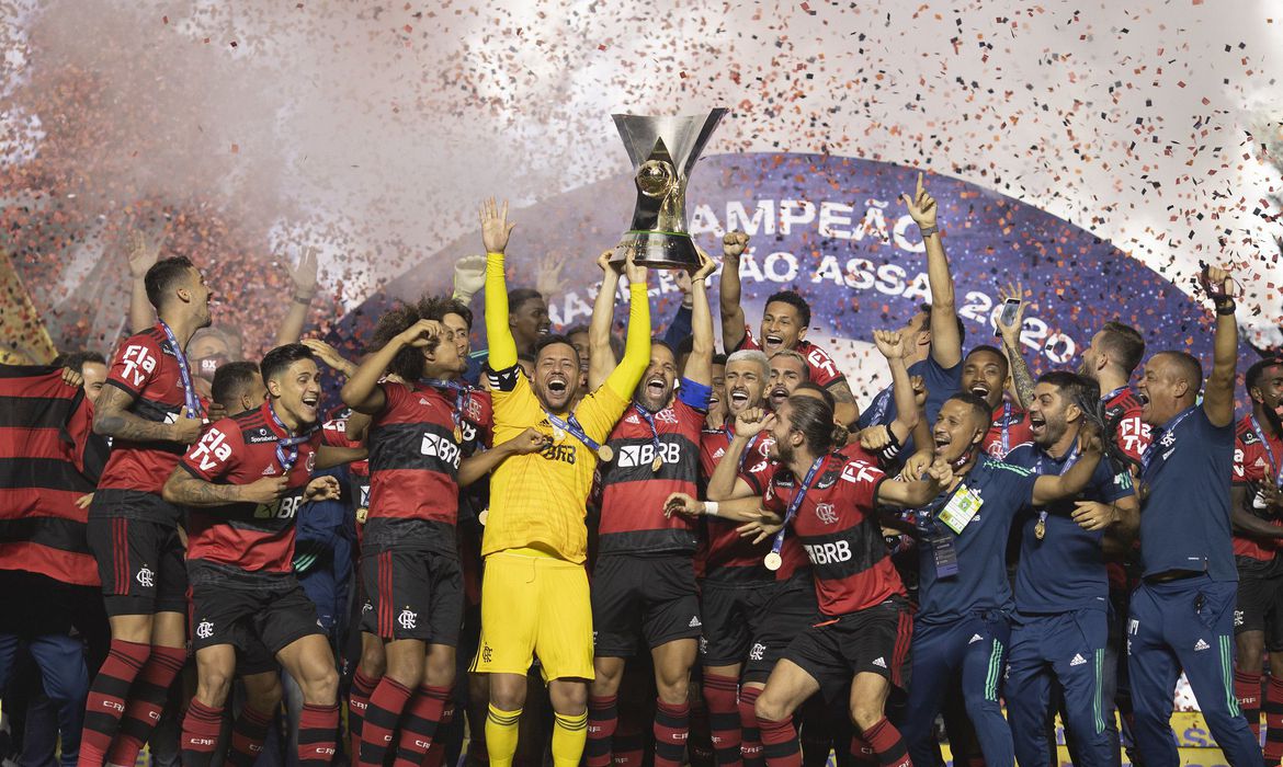 Flamengo perde para o São Paulo, mas levanta a taça de campeão brasileiro