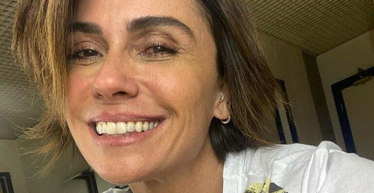 De costas, atriz global posa de biquíni e quebra a internet