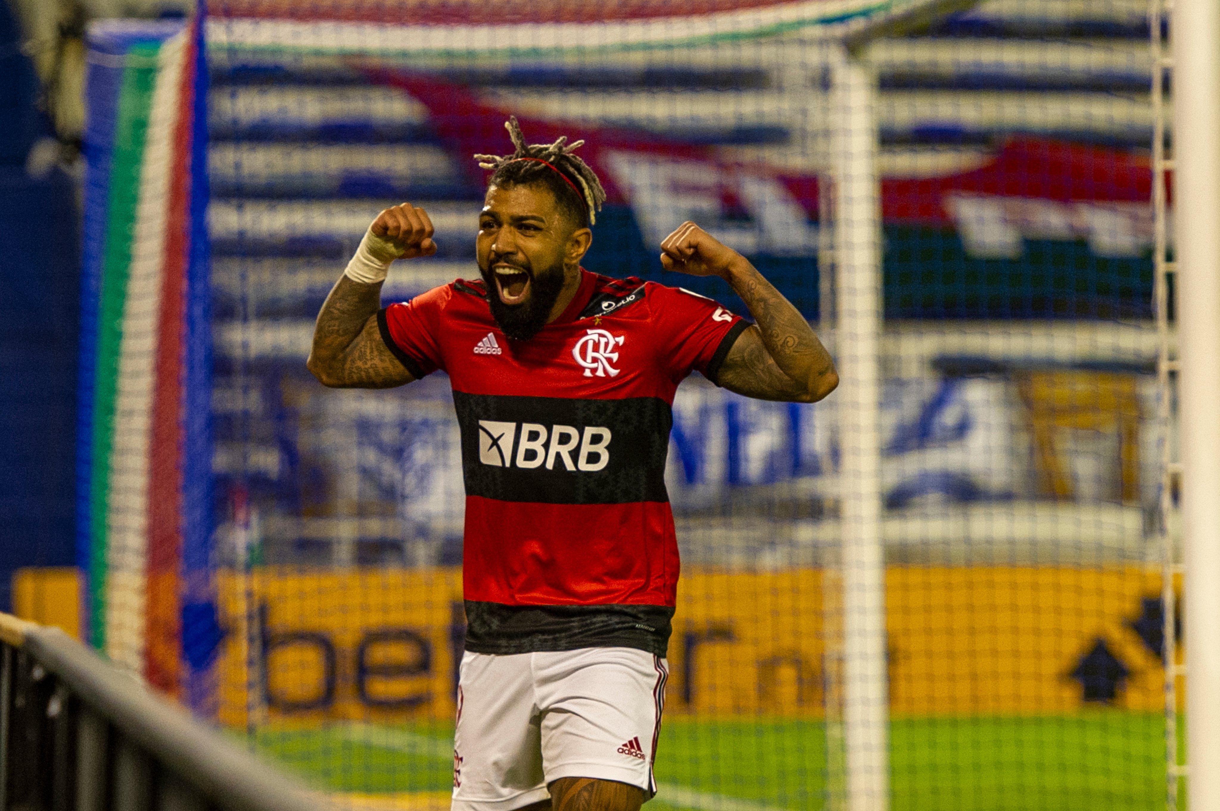 Flamengo vira e São Paulo atropela na estreia pela Libertadores