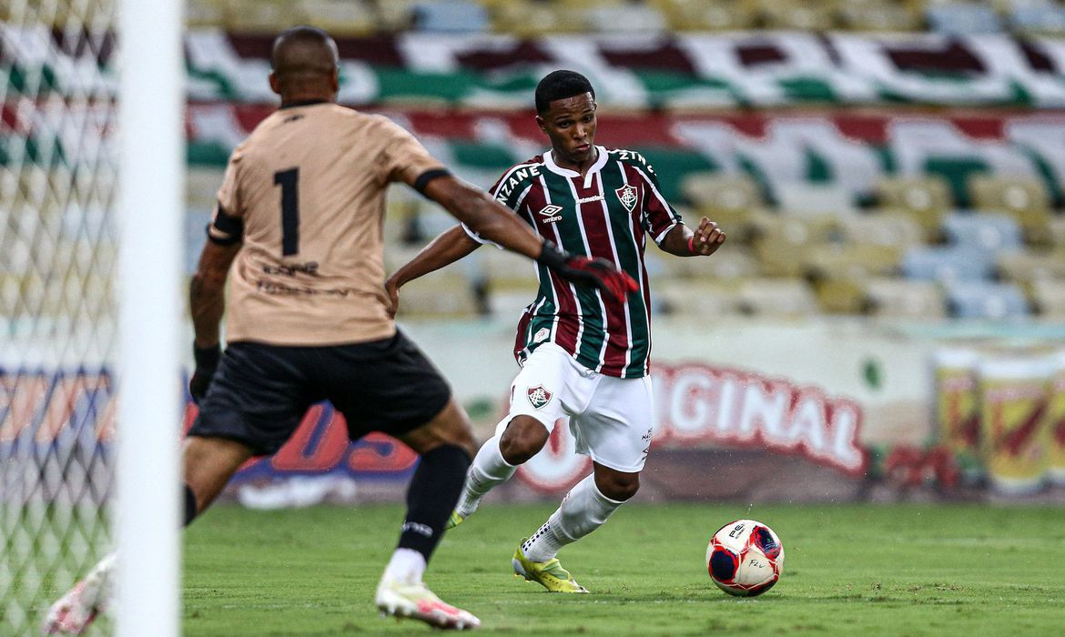 Gigante europeu acerta compra milionária de joia da base de clube do RJ