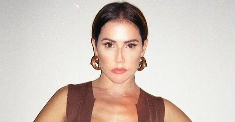 Deborah Secco eleva a temperatura ao surgir nua: ''Sexta-feira da maldade''