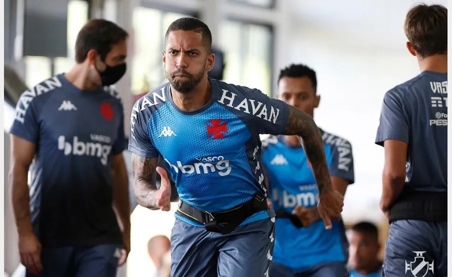 Jogador de gigante do futebol brasileiro faz PIX para o próprio clube