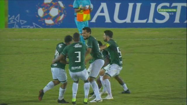 VÍDEO: Atletas do mesmo time trocam socos em campo e são expulsos