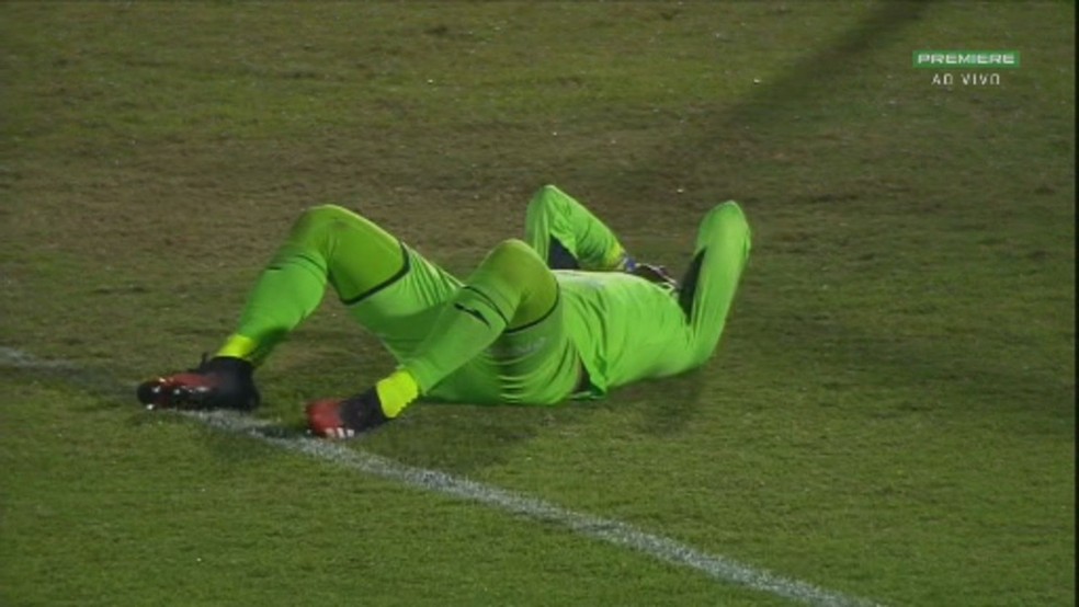 VÍDEO: Goleiro falha feio e toma gol contra bizarro pelo Paulistão