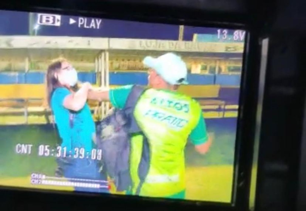 VÍDEO: Jornalista da Globo é agarrada pelo pescoço após filmar briga entre times