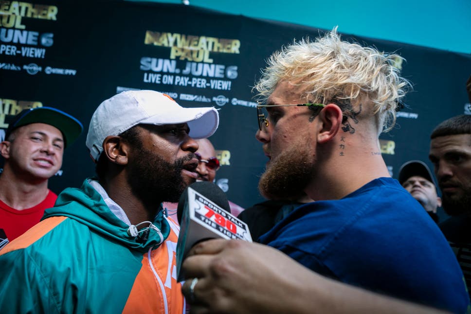 VÍDEO: Youtuber rouba boné de lenda do boxe e provoca briga generalizada