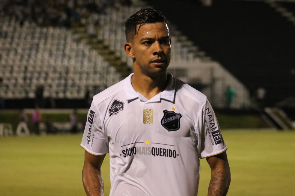 Grafitão: Jogador do ABC faz 3 gols e pede "Hit dos Pintas" no Fantástico