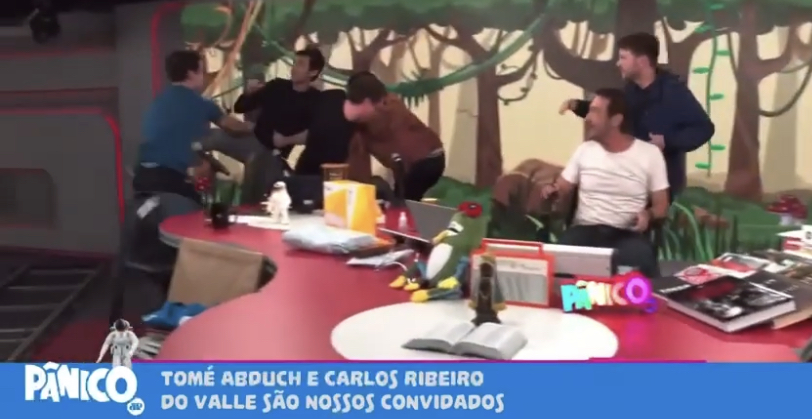 Comentarista e convidado trocam socos ao vivo no programa ‘Pânico’; veja