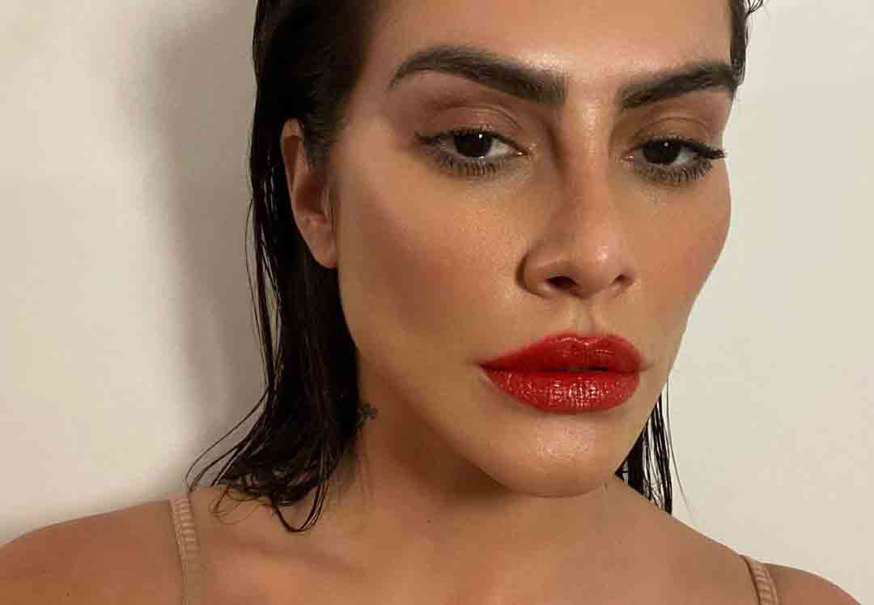 Musa global sensualiza apenas de biquíni durante o banho