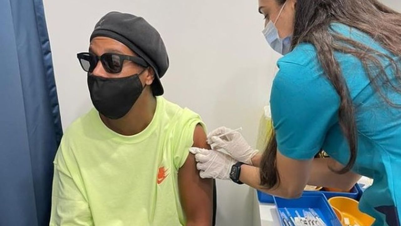 Ronaldinho Gaúcho toma vacina contra a Covid-19 em Dubai