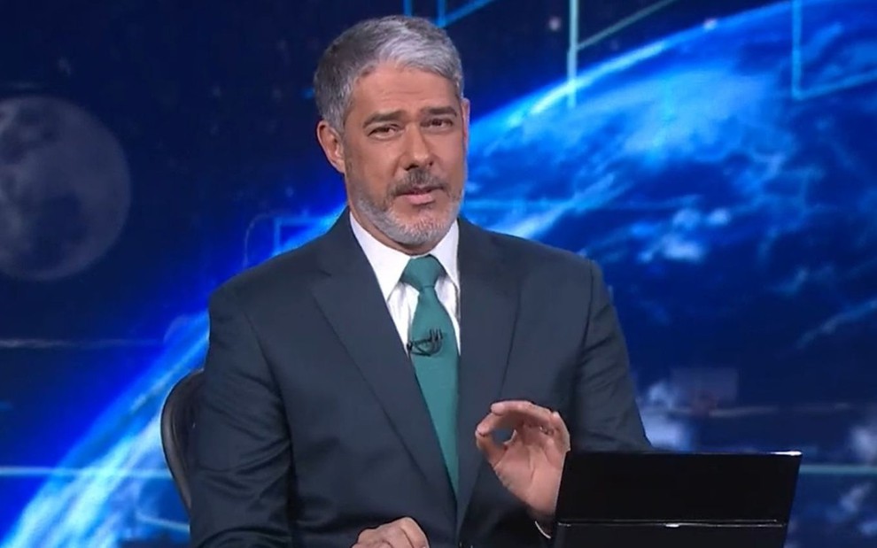 Bonner quebra o protocolo da Globo e imita Gil do Vigor no JN: 'Indignado'