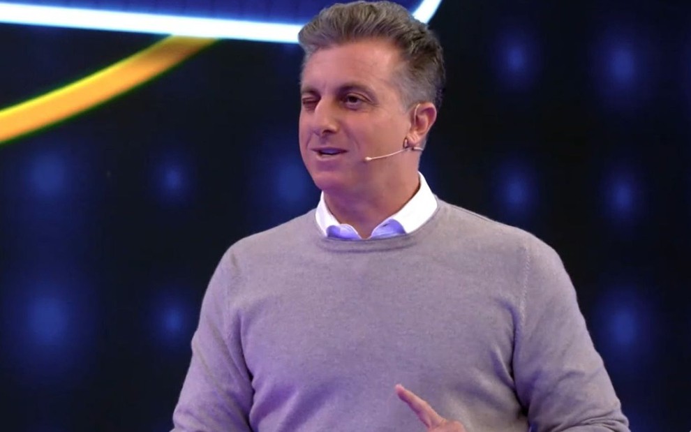 Huck diz ter ciúme de cantor que manda flores todo ano para Angélica