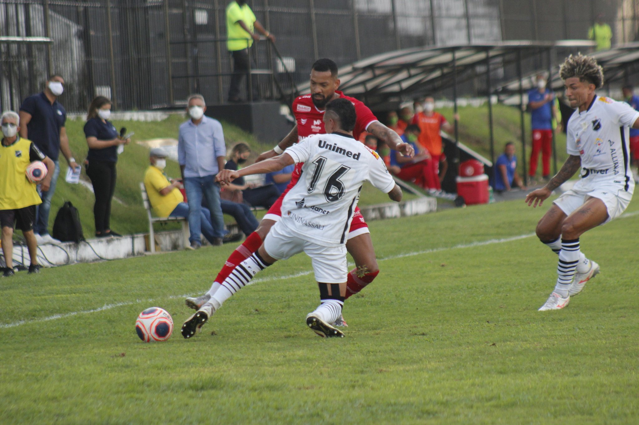 ABC vence clássico, assume liderança e afunda o América; veja melhores momentos