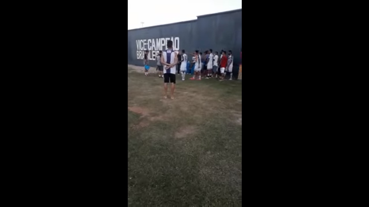 VÍDEO: Após derrota, presidente do Globo e jogadores discutem em campo