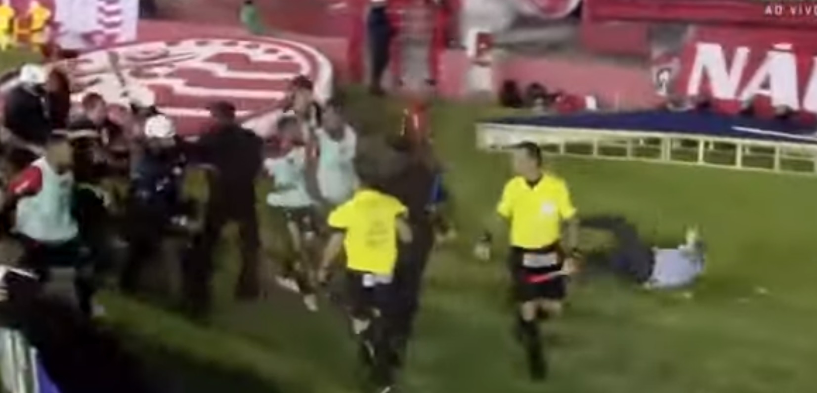 VÍDEO: Jogadores agridem árbitro após derrota na final do Estadual