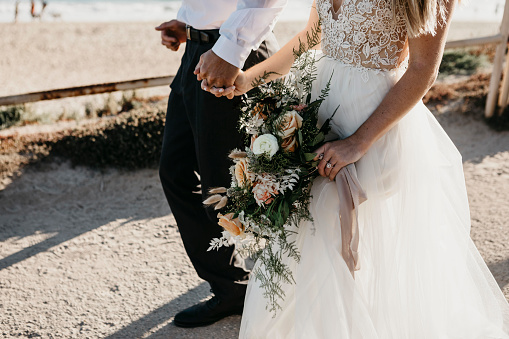 Homem foge no dia do casamento e noiva se casa com amigo dele