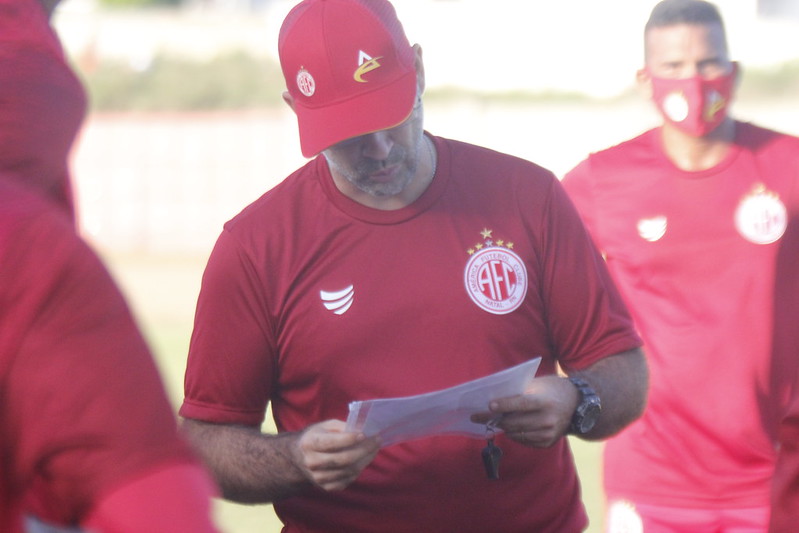 América confirma dispensa de três jogadores; confira os nomes
