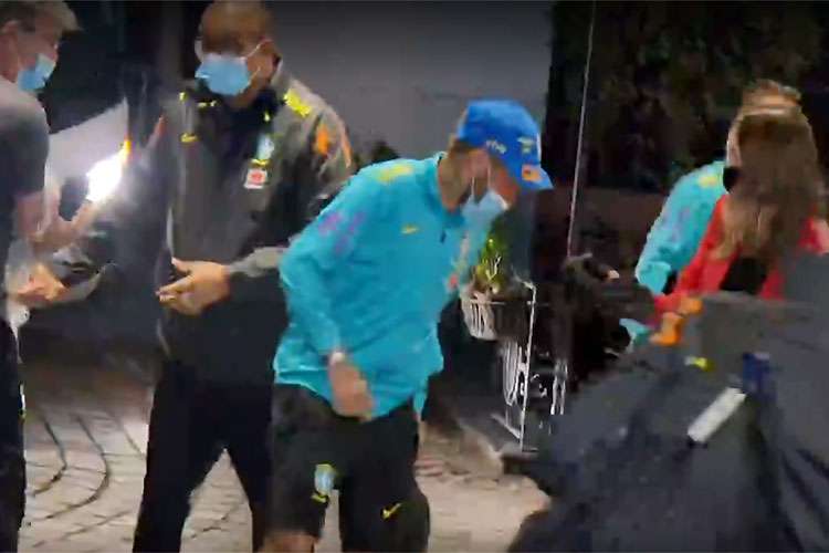 Fãs furam bloqueio de seguranças para abraçar Neymar e acabam machucando atleta