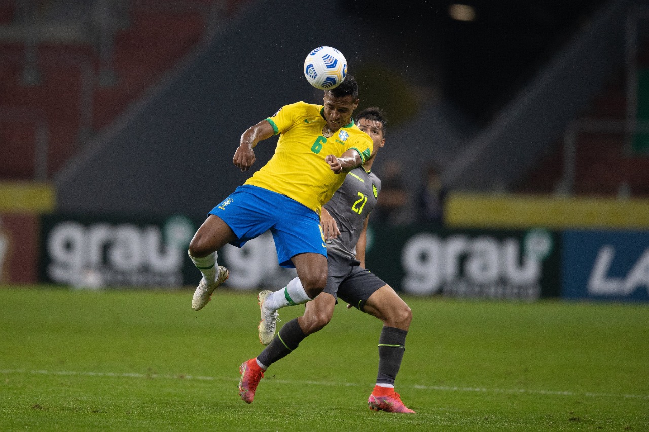 Brasil vence marcação do Equador e dispara na ponta das Eliminatórias