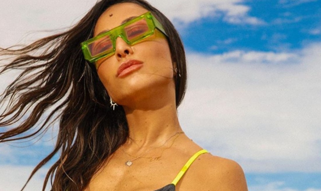 Sabrina Sato aparece com micro biquíni e seguidores brincam