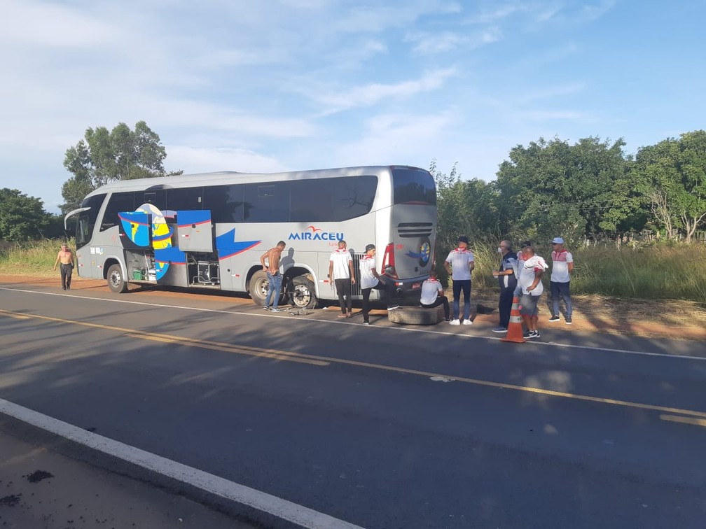 Após 9 x 1, pneu do ônibus do 4 de Julho fura e comissão perde voo
