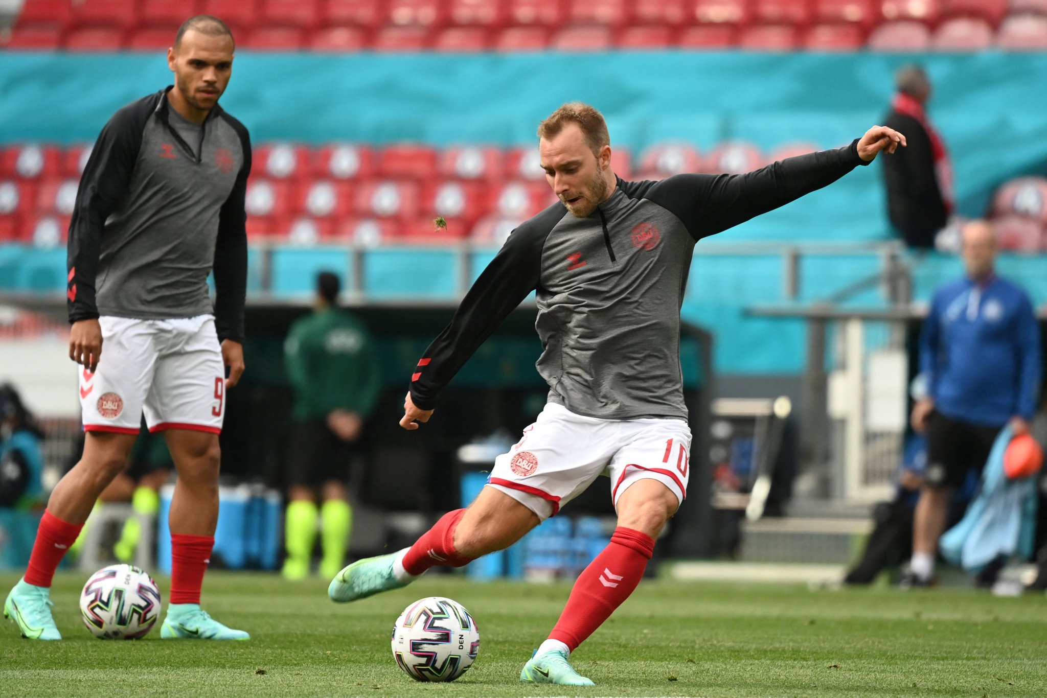 Jogador se recupera após desmaiar durante jogo da Eurocopa