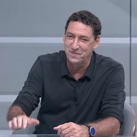 PVC canta Faroeste Caboclo durante revisão do VAR em clássico