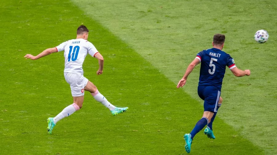 VÍDEO: República Tcheca vence Escócia com 'gol que Pelé não fez'; veja