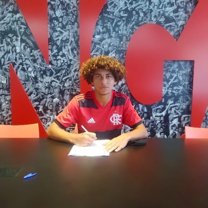 Jogador potiguar de 16 anos assina contrato com o Flamengo