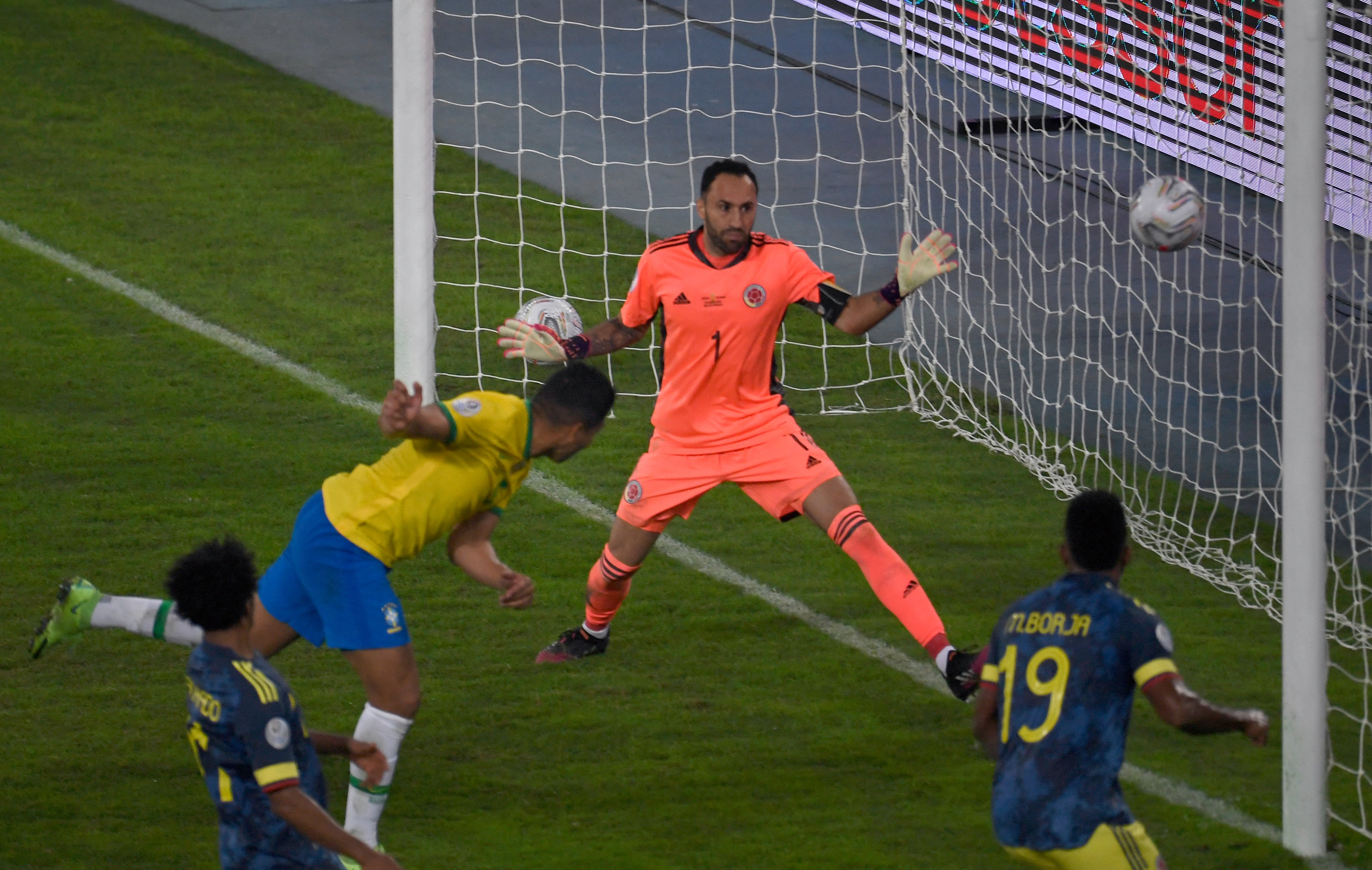 Copa América: Brasil vence Colômbia no fim em duelo com gol polêmico