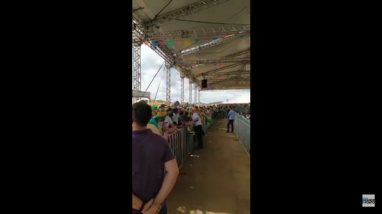 Multidão aguarda Bolsonaro para evento em Jucurutu; assista