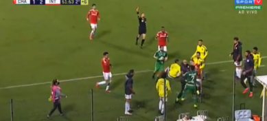 Atletas de times da Série A trocam socos durante jogo; assista