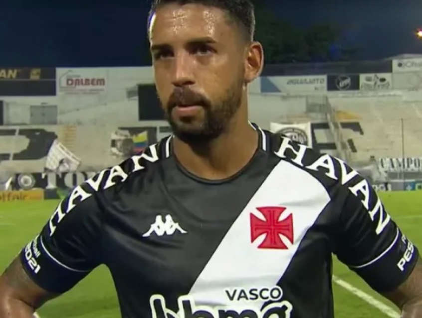 Jogador do Vasco é flagrado sem máscara em local com aglomeração; time multará volante