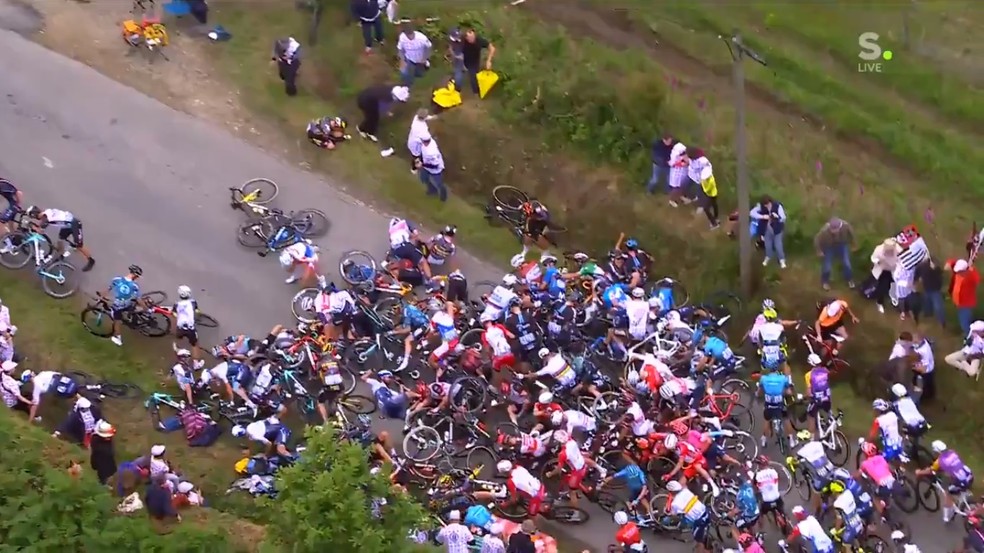 VÍDEO: Fã tenta mostrar placa, é atropelada e causa tombo colossal de bicicletas na França