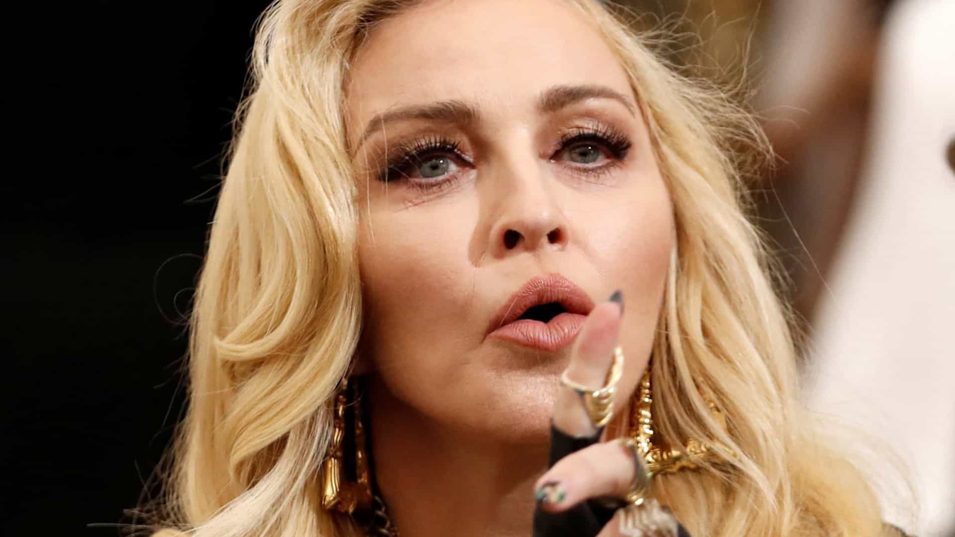 Famosa cantora faz show com seios à mostra e viraliza; veja