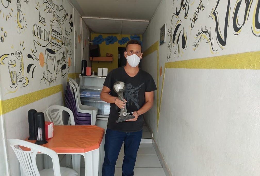 Ex-atacante põe troféu à venda para poder comprar máquina de fazer coxinha