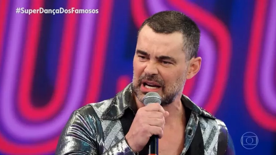 Galã de novelas da Globo se declara ao marido no Domingão e alerta para violência contra trans