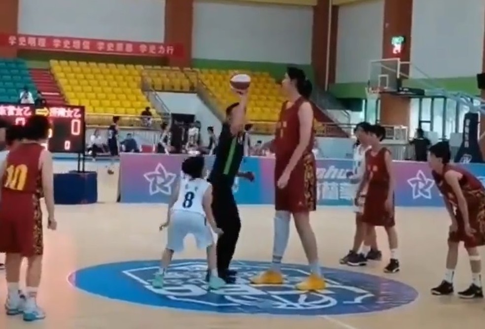 Jogadora chinesa de 2,26m chama atenção em torneio sub-15