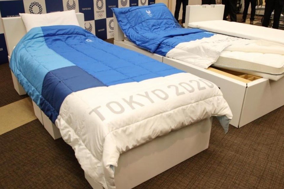 Vila Olímpica terá camas de papelão para evitar que atletas façam sexo; entenda