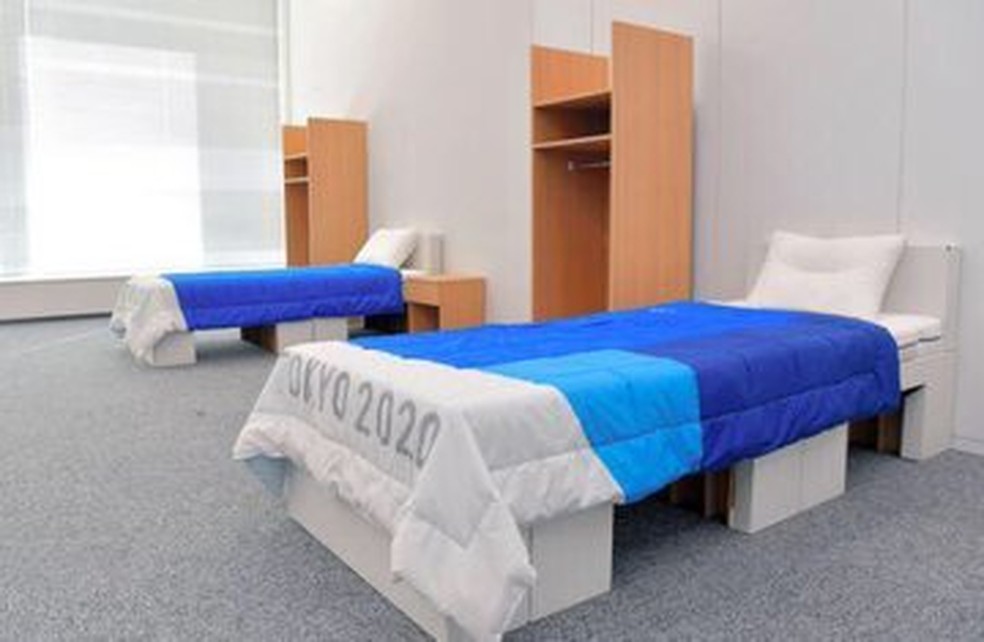 Cama antissexo na Vila Olímpica? Ginasta "testa" e afirma: "É fake news"; VEJA VÍDEO