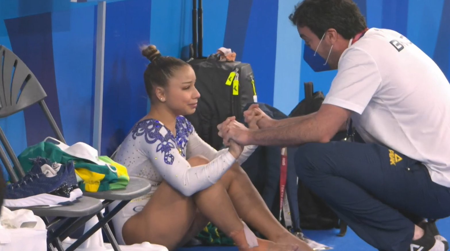 VÍDEO: Ginasta brasileira se machuca em apresentação e desaba, mas garante final